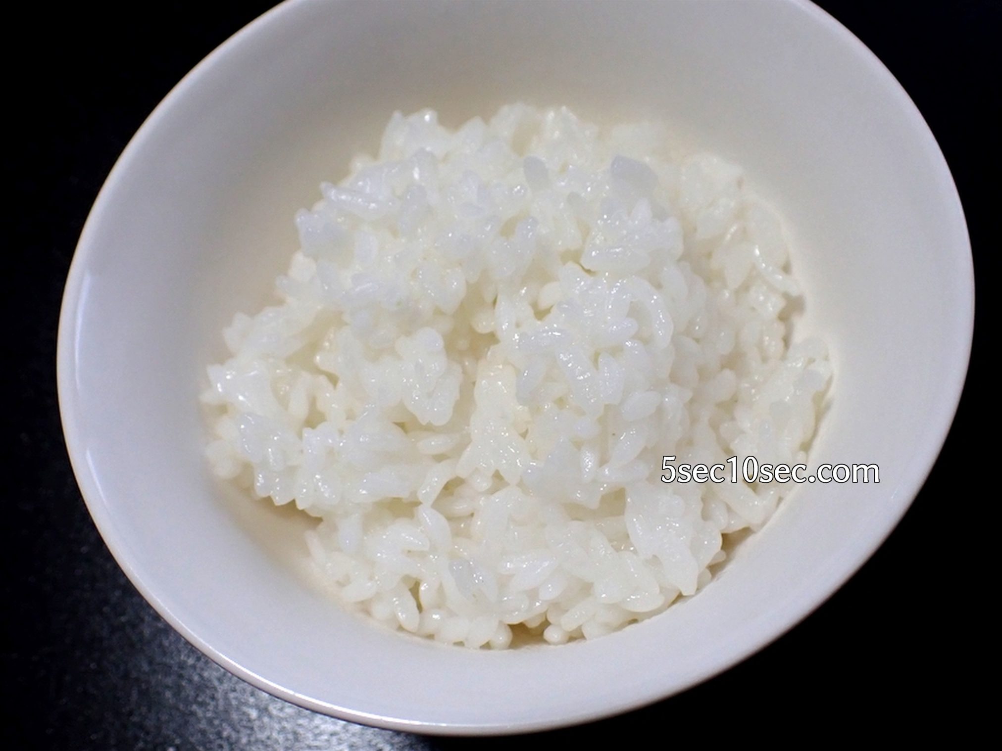 大塚食品　マンナンヒカリ 炊飯後の白米の写真