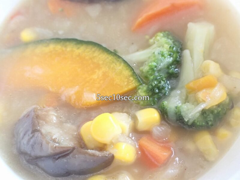 宅配弁当　ウェルネスダイニング ベジ活スープ食　ミックス野菜　電子レンジで加熱後の写真　ゴロゴロと野菜がいっぱい入っています
