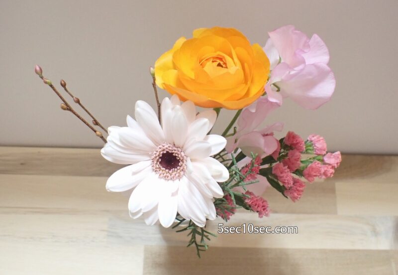 株式会社Crunch Style お花の定期便 Bloomee LIFE ブルーミーライフ 800円のレギュラープラン　ガーベラ ココットを前に持ってきた写真