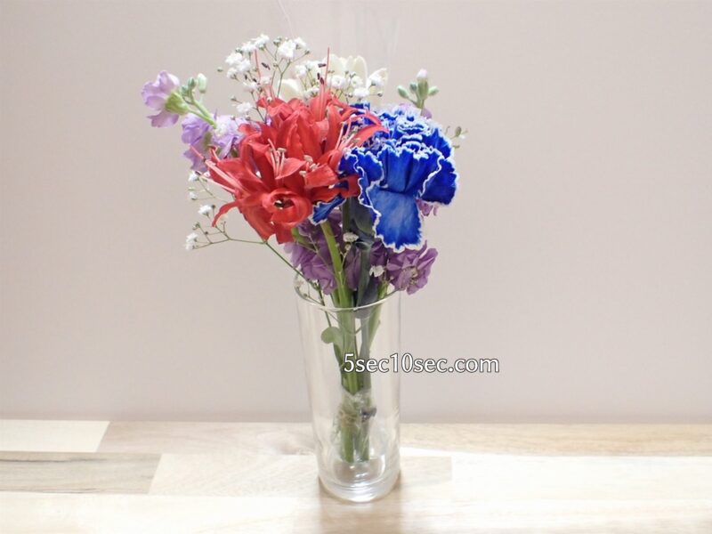 株式会社Crunch Style お花の定期便 Bloomee LIFE ブルーミーライフ 800円のレギュラープラン　2020年11月下旬、冬に届いたお花、背の高いグラスにセットしてみた