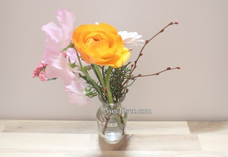 株式会社Crunch Style お花の定期便 Bloomee LIFE ブルーミーライフ 800円のレギュラープラン　ラナンキュラス　スイトピーを前に持ってきた写真