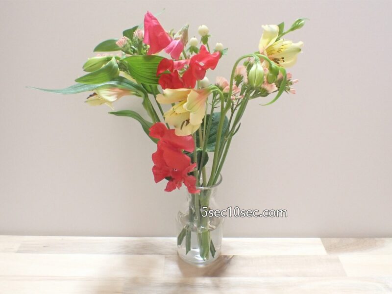 株式会社Crunch Style　Bloomee LIFE（ブルーミーライフ）レギュラープラン 2021年1月のお花を花瓶に生けた写真