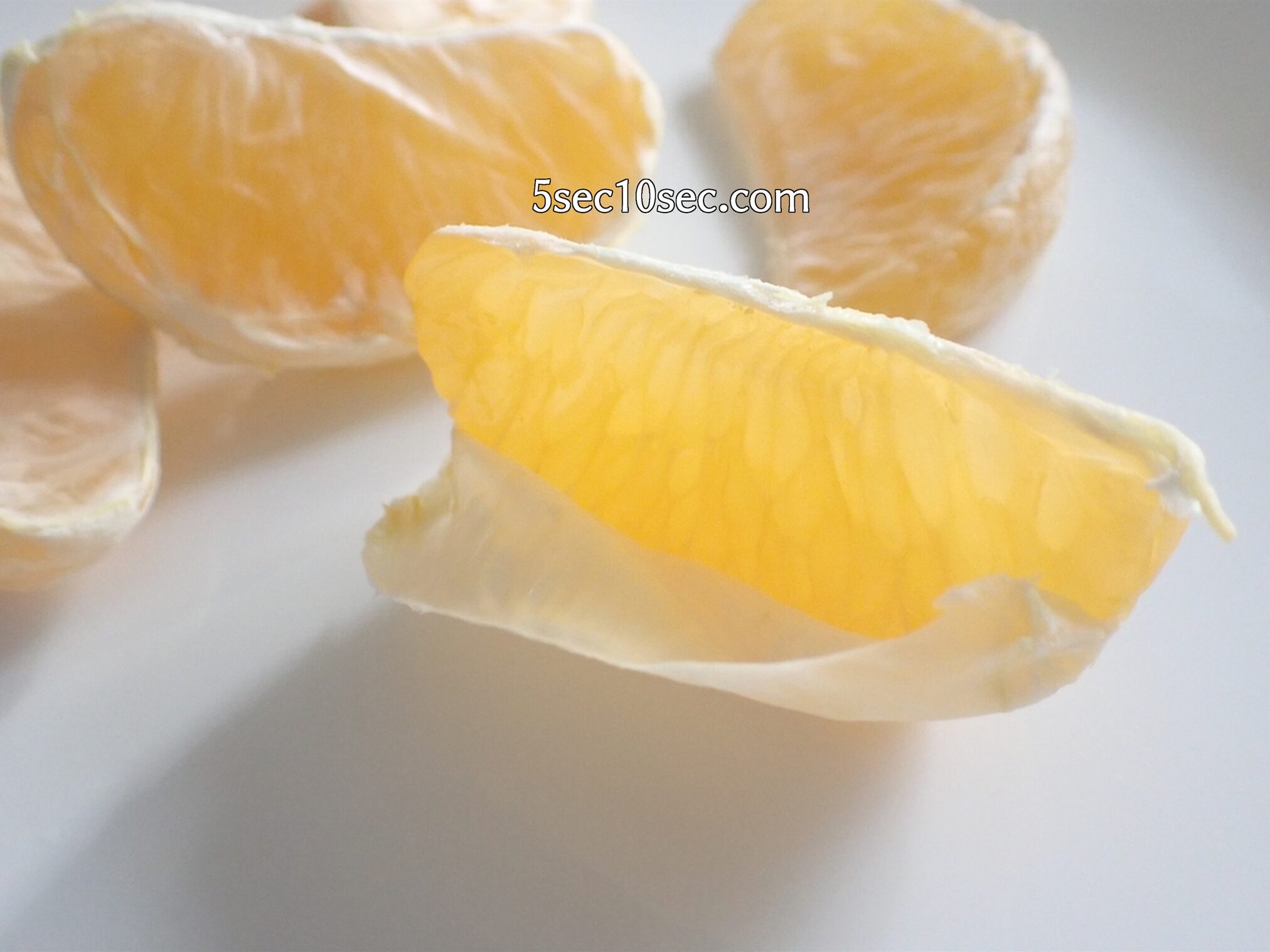 皮の厚い柑橘系は、一房ずつ、じょうのうの上部に切れ込みをいれて皮をむくと食べやすい