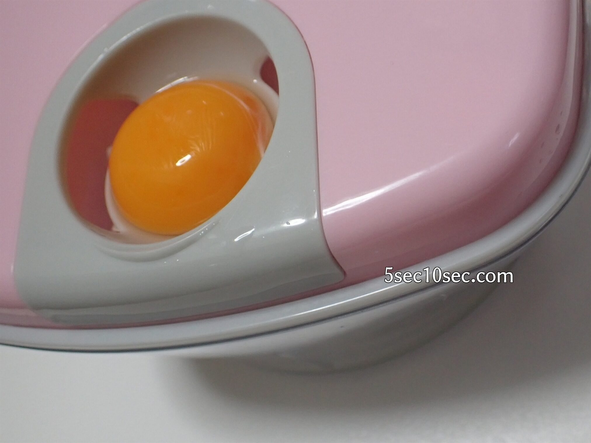 貝印 KHS　スピーディーチョッパー　L 品番DH2084 エッグセパレーターに卵を割って落とすだけで黄身と白身に分かれます