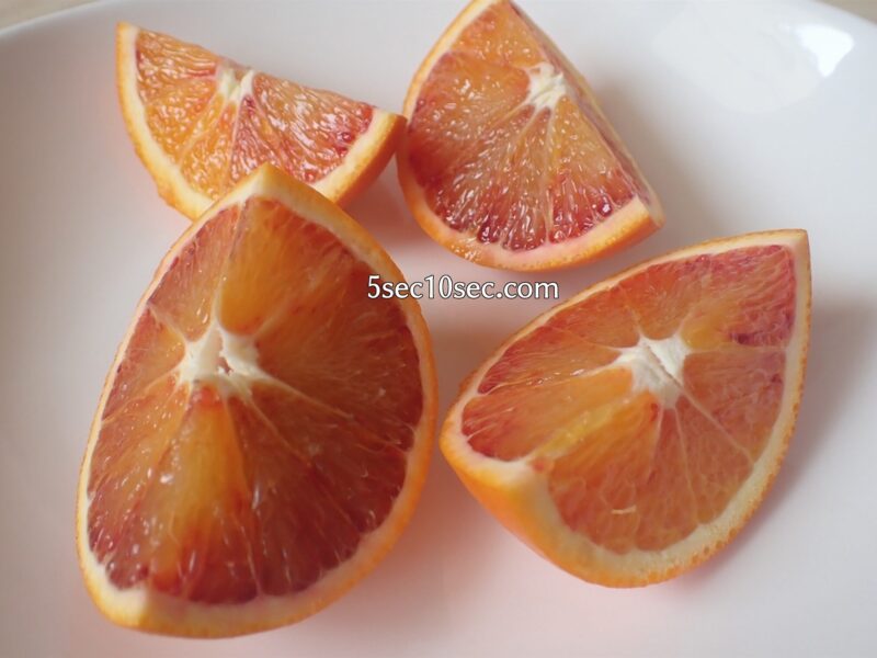 ブラッドオレンジ　モロ種、タロッコ種　アントシアニンの色で中身は赤い、栄養価の良いオレンジです