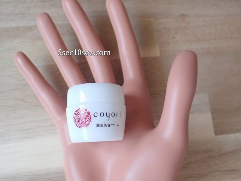 Coyoriトライアルセット 14日間ハリツヤ体験セット 株式会社JIMOS 濃密美容クリーム10g 手のひらに乗せるとこのくらいのサイズ感です