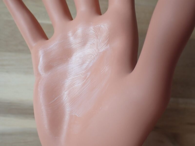 エトヴォス アルティモイスト トライアルキット ETVOS　保湿クリーム　モイスチャライジングクリーム 5g　使い方は、手のひらで温めてやわらかくしてからハンドプレスで顔に馴染ませて使います。