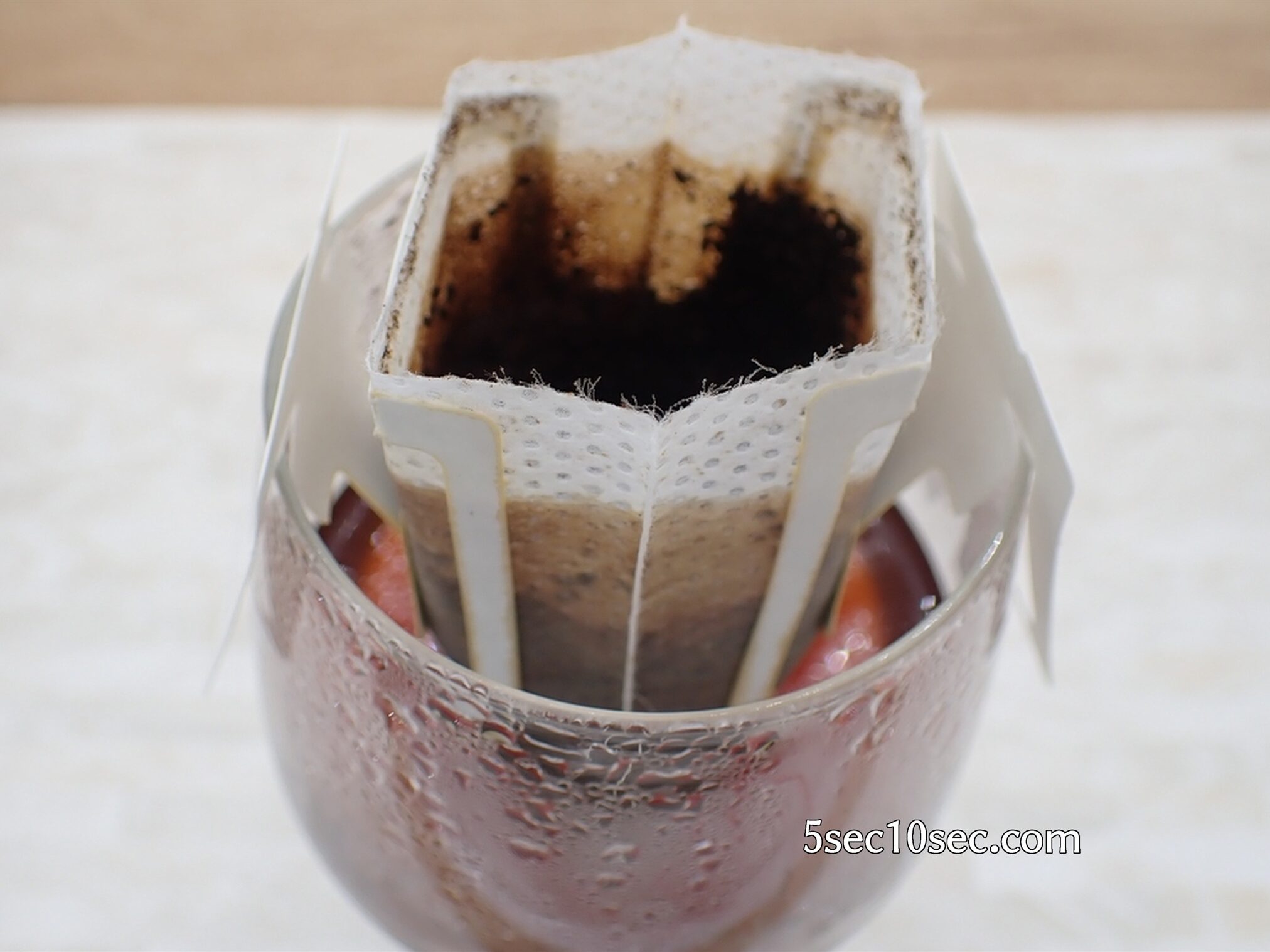 耐熱グラスを使用してラム酒のコーヒーカクテルを作っています