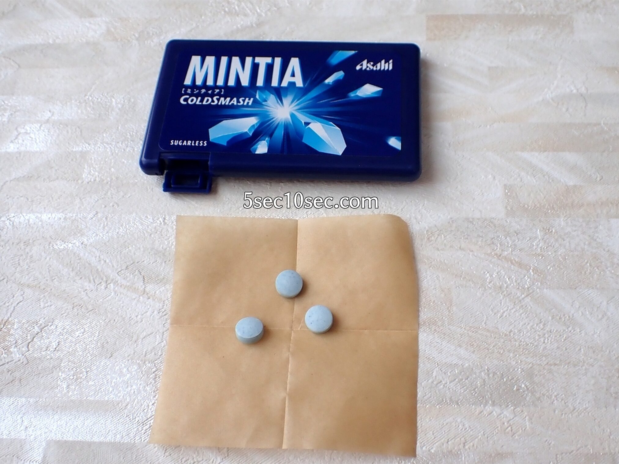 中身のミントタブレット菓子の写真 新MINTIA 新ミンティア コールドスマッシュ COLDSMASH