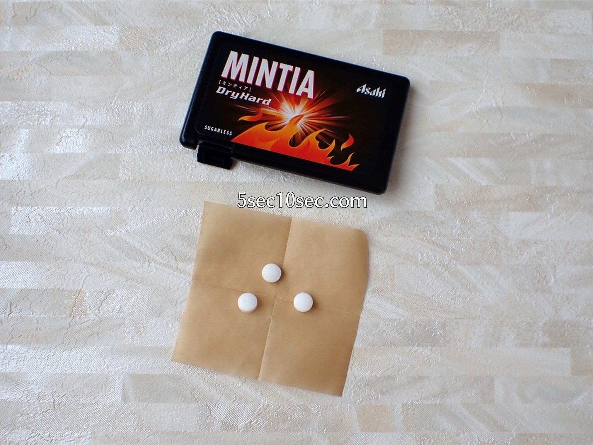 中身のミントタブレット菓子の写真 新ミンティア ドライハード 新MINTIA DryHard
