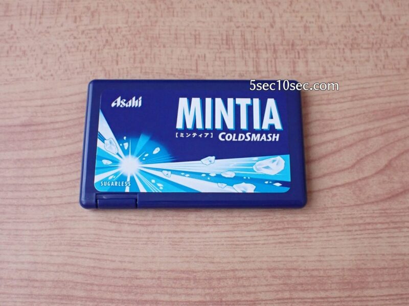 パッケージを開封したカードタイプ容器の写真 ミンティア コールドスマッシュ MINTIA COLDSMASH