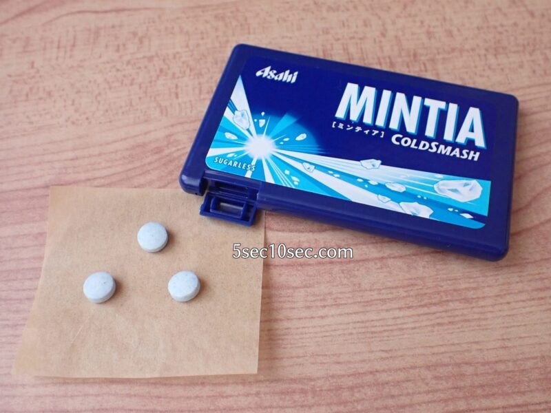 中身のミントタブレット菓子の写真 ミンティア コールドスマッシュ MINTIA COLDSMASH