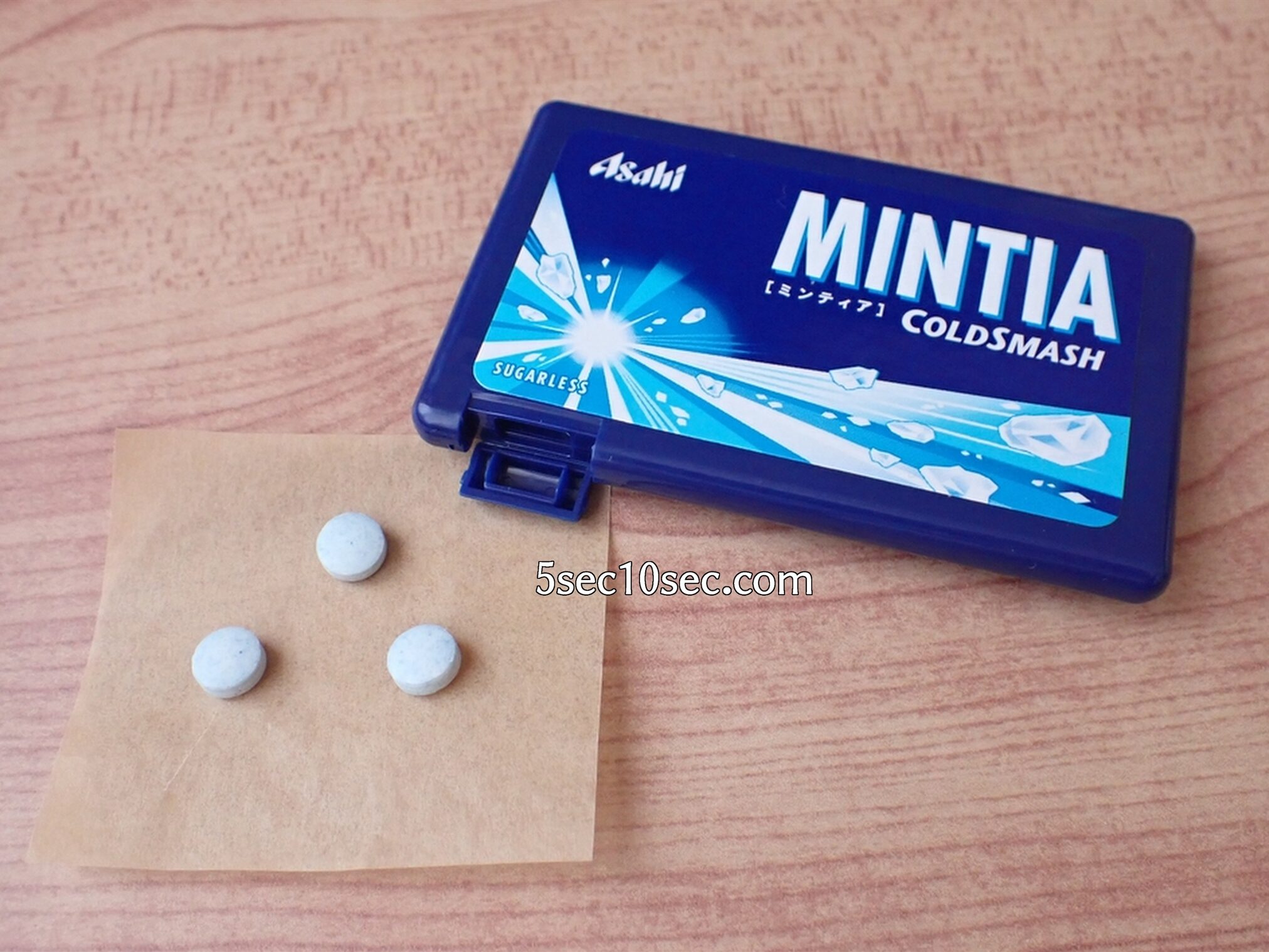 中身のミントタブレット菓子の写真 ミンティア コールドスマッシュ MINTIA COLDSMASH